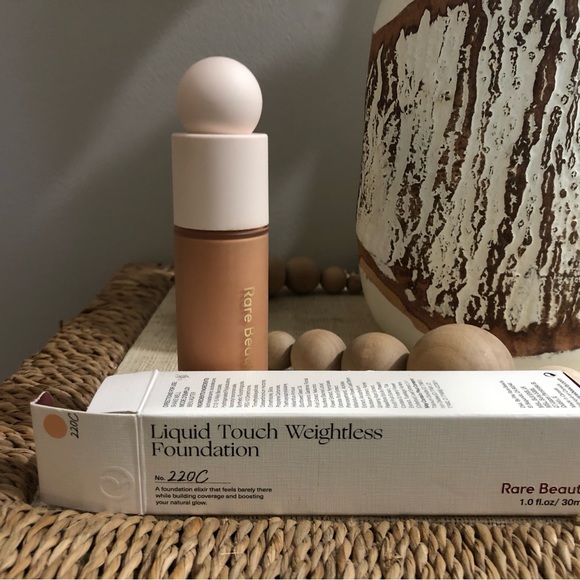🆕 Rare Beauty Liquid Touch Weightless Foundation - Picture 1 of 3
